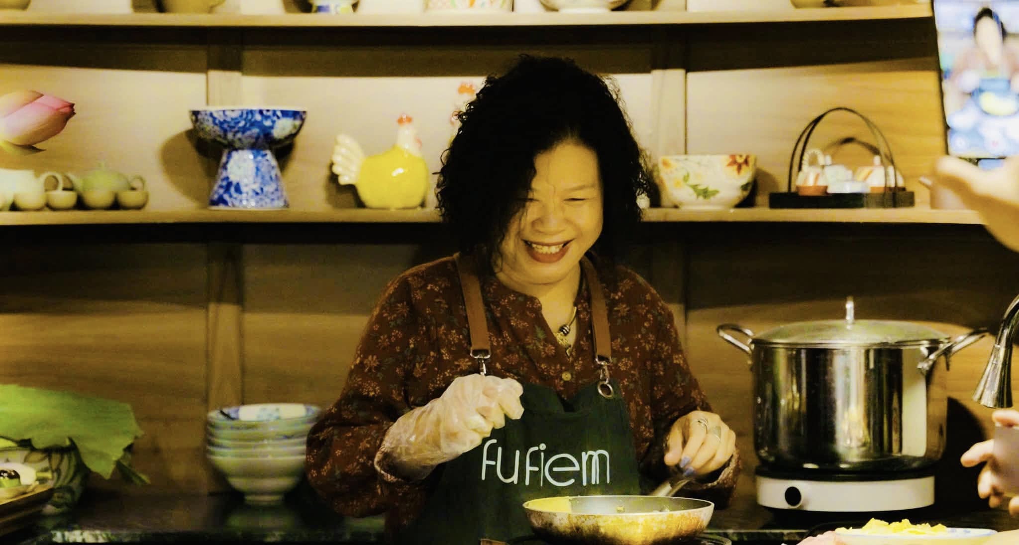 Có những niềm vui nho nhỏ - món Bún Thang cổ truyền Hà Nội được thưởng thức bởi những vị khách đến từ Malaysia